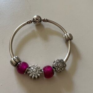 Pandora set bracelet with 6 beautiful charms.